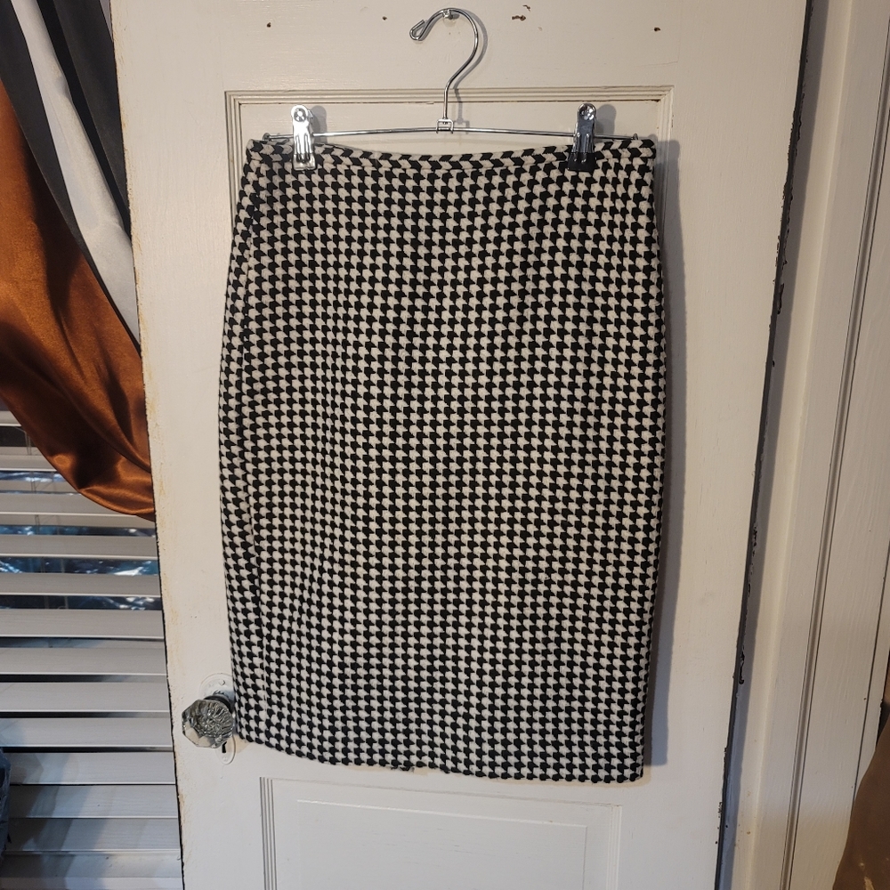 LOFT Black and White houndstooth Pencil Skirt